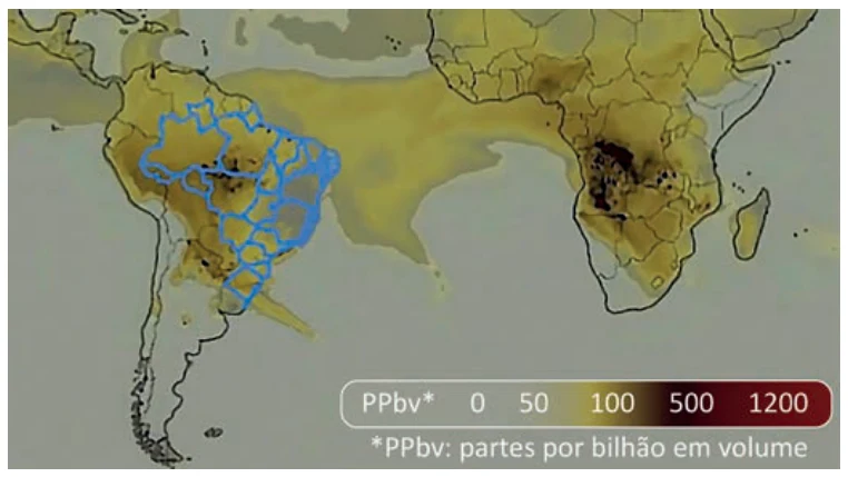 Imagem de satélite mostrando a América do Sul e a África com manchas em tons de amarelo a marrom-escuro indicando concentração de CO2 por queimadas, mais intensas no centro da América do Sul e na África Central, conectadas sobre o Oceano Atlântico. Escala em PPbv (partes por bilhão em volume) de 0 a 1200.