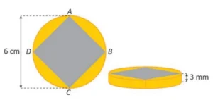 Projeto de uma medalha cilindrica de diâmetro 6 cm e espessura 3 mm. Sobre a face circular há um quadrado ABCD inscrito, base de um prisma que atravessa toda a medalha; a região externa ao prisma será cunhada em ouro.