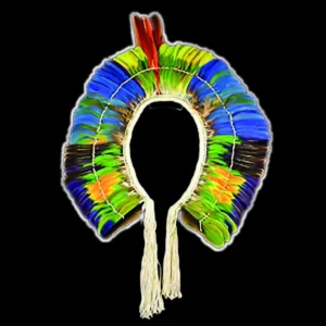 Fotografia de um diadema de arte plumária indígena da etnia Kayapó, em formato circular aberto, composto por penas verdes, azuis, amarelas e marrons dispostas em camadas radiais, com franjas de fios claros pendendo na parte inferior