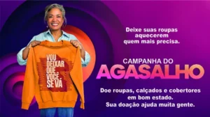 Cartaz da Campanha do Agasalho. Uma mulher sorridente segura e exibe um moletom laranja no qual está escrito 'VOU DEIXAR QUE VOCÊ SE VÁ'. Ao lado, o texto 'Deixe suas roupas aquecerem quem mais precisa.' e, abaixo do título CAMPANHA DO AGASALHO, a frase 'Doe roupas, calçados e cobertores em bom estado. Sua doação ajuda muita gente